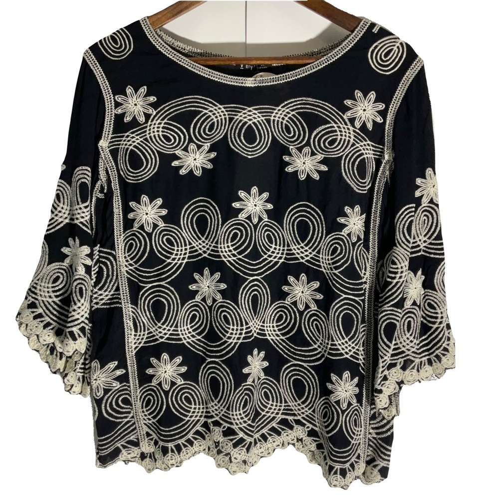 Very J Black White Embroidery Scalloped Hem/Sleeves Floral Round Neck Blouse M/L
